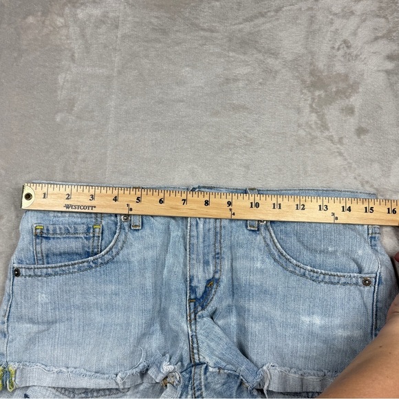 Vintage Levi’s Boyfriend 100% Cotton Worn In Light Blue Denim Shorts Size 5 - Picture 11 of 16